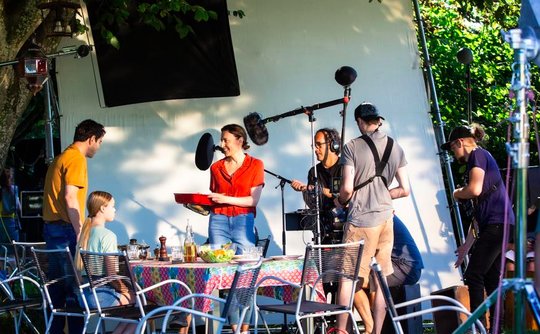 35 Drehtage haben die Filmemacher Zeit, um die Szenen in den Kasten zu kriegen. (Bild © SRF)