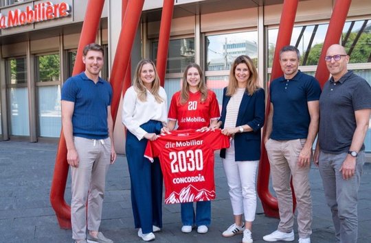 Eric Zimmermann, SHV-Marketing, Chantal Wick (Leiterin Marketing SHV), Nationalspielerin Alessia Riner, Melanie Sennhauser und Benjamin Echaud vom Sponsoring & Live Market/Marketing Mobiliar, und Marc Rösti, Sponsoring & Live Marketing... (Bild: zVg)
