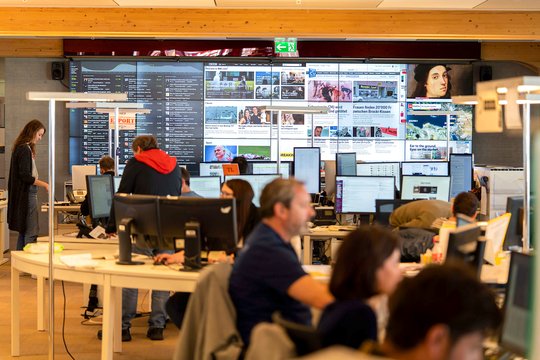 In Redaktionen hocken viele Personen auf engen Raum: Eine Umfrage zeigt, dass Medienhäuser unterschiedliche Strategien im Umgang mit dem Coronavirus verfolgen.