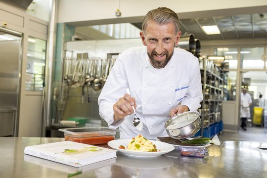 Vom Suvretta-Haus an den Herd der Schweizerischen Epilepsie-Stiftung: Bernd Ackermann weiss, wie man Menschen mit Essen verwöhnen kann...        (Foto: Padrutt PR)