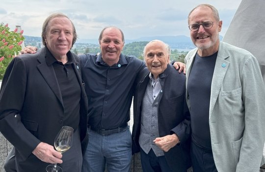 GC-Koryphäen mit dem ewigen Fifa-Präsidenten: Günter Netzer, Raimondo Ponte, Sepp Blatter und Claudio Sulser...   (v.l., Bild © Klein Report)