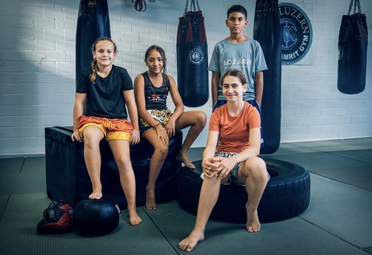 Sofia, Liam, Leandra und Moira sind alle übers Thaiboxen verbunden. «SRF Kids Inside» begleitet sie in ihren individuellen Leben…   (Bild: SRF/zVg)