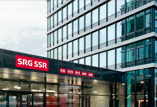 Nach der Aufdeckung der Sexismus-Affäre bei RTS Ende 2020 verlangte der Genfer SP-Ständerat Carlo Sommaruga mehr Kontrolle über die SRG. Jetzt ist der politische Druck weg. (Bild © SRG)