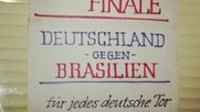 Satire-Aushang: 1 Runde Ouzo gratis