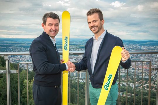 Handshake auf dem Uetliberg: Ricola-Chef Thomas P. Meier (l.) und Diego Züger, Co-CEO beim Verband Swiss-Ski, nach Unterzeichnung des Sponsoring-Vertrags... (Bild zVg)