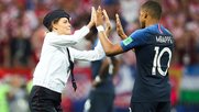 Pussy-Riot-Aktivistin klatscht ab mit Mbappé