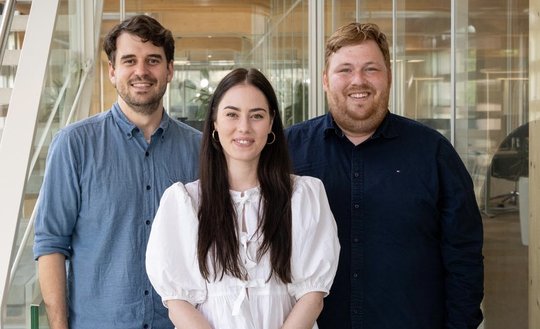 Lucas Orellano (l.) leitet den neu geschaffenen Desk Distribution, Lea Sulzberger wird stellvertretende Leiterin, und Sven Forster ist neuer Sportchef... (Bild: zVg/MichaelScherrer)