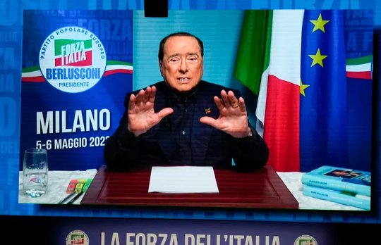 Silvio Berlusconi entwickelte sich in Italien vom Schlagersänger zum «Medienpate». Unterhaltend war der verurteilte Cavaliere auch immer wieder als Politiker...      (Bild: Mediaset)