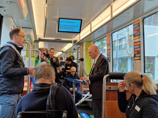 Stadtrat Michael Baumer (r.) erklärt, weshalb das «Inklusionstram» einen positiven Einfluss auf das Miteinander im öffentlichen Verkehr hat… (Bild: Klein Report)