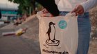 Die neu gestylte Aktion sagt dem Müll am Basler Rheinufer den Kampf an... (Bild: Screenshot Vimeo)