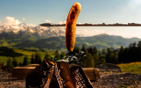 Jungfrau sticht Cervelat: Da hört es der Klein Report schon tropfen und zischen vor lauter Swissness. (Bild zVg)