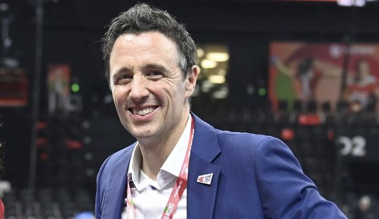 HandballchefJennyhatInternationaleAmbitionen-wiederKleinReportberichtet