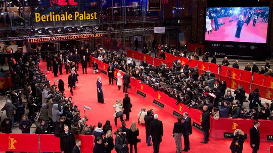 Am 11. Februar 2021 wird ein solches Foto mit rotem Teppich auf dem Potsdamer Platz wohl Wunschdenken bleiben müssen...                 (Bild: Berlinale)