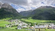 Quicklebendige Vereinsmeierei: In dem 679-Seelen-Dorf La Punt Chamues-ch gibt es einen Curling-Club, einen Alfa-Romeo-Club und einen Club der Zigarren- und Whiskyfreunde. (Bild zVg)