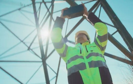 Der neue Film zeigt, was die Swissgrid-Mitarbeitenden für ein stabiles Stromnetz leisten... (Bild: Screenshot YouTube)