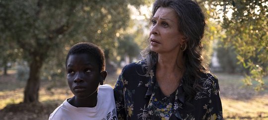 Sophia Loren kümmert sich um die Flüchtlinge...    (Bild: Netflix)