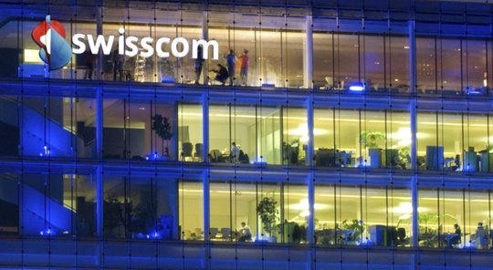 Die Ergebnisse von Swisscom hat die Erwartungen übertroffen. Nun hat der staatsnahe Konzern die operativen Gewinnziele für das Gesamtjahr erhöht... (© Bild: Swisscom)