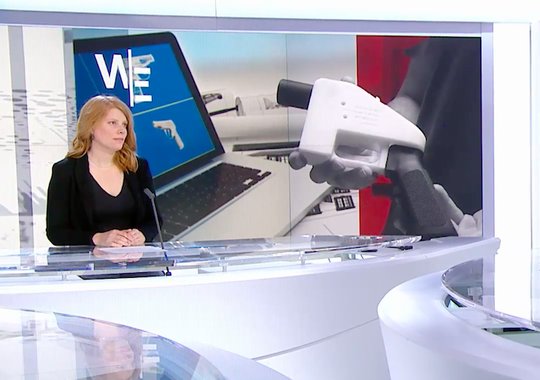 Das Lausanner Gericht kippt einen Entscheid der Genfer Justiz, die die Journalistin Cécile Tran-Tien (Bild) wegen Verstoss gegen das Waffengesetz verurteilt hatte... (Bild: Screenshot RTS)