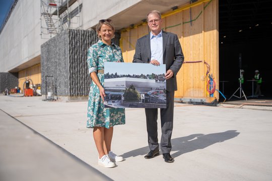 Olma-CEO Christine Bolt und Christian Schmid, Präsident der Geschäftsleitung der St. Galler Kantonalbank, präsentieren eine Visualisierung der kommenden Halle…         (Bild: zVg)