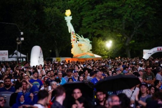 Es sollte noch nicht sein: Das Publikum flüchtet aus dem Central Park, weil ein heftiger Sturm ansetzt...    (Bild: New York Times)