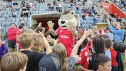 Das neue Maskottchen wurde mit grossem Applaus in der Stockhorn Arena begrüsst… (Bild: © Klein Report)