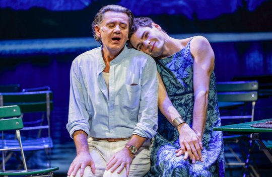 In der Operette «Im weissen Rössl» ist Otto (Adrian Burri; rechts) zuerst eine weiblich gelesene Ottilie, und Dr. Siedler (Alexander Kaimbacher) weiss anfänglich nicht, wie ihm geschieht... (Foto zVg / © Joel Schweizer)