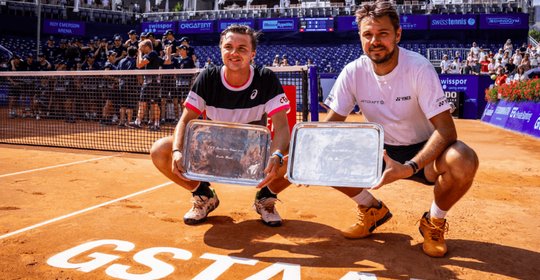 Dominic Stricker (links) mit Stan Wawrinka beim Swiss Open 2023 in Gstaad...(Bild: zVg)