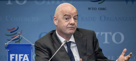 An der Game-Konsole wie ein unerfahrener Junior: Fifa-Präsident Gianni Infantino… (Bild © Fifa)