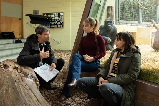 Start der Dreharbeiten im Zoo Zürich: (v.l.) Regisseur Mike Schärer und die beiden Hauptdarstellerinnen, Anna Pieri Zuercher und Carol Schuler…           (Foto: SRF)