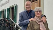  Fredy Bickel und Komikerin Regula Esposito alias Helga Schneider vor ihrer neuen Wirkungsstätte....   (Bild zVg)