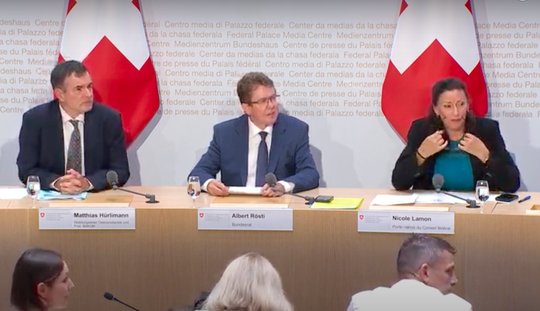 Der Post-Minister (Mitte) will das Kerngeschäft des halbstaatlichen Betriebs im Gesetz präzisier definieren... (Bild: Screenshot Klein Report)