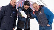 Humorschaufelgewinner David Constantin zwischen Festivaldirektor Frank Baumann (r.) und Tourismusdirektor Roland Schuler...        (Bild: Arosa Tourismus)       