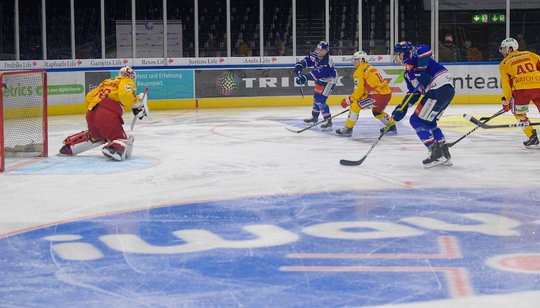 Das iWay-Logo ziert noch zwei weitere Jahre den Bully-Kreis auf dem Eis der ZSC Lions... (Bild: zVg)