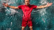 Xabi Alonso präsentiert das Trikot aus Plastik.