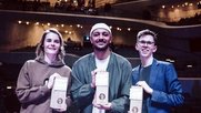 Hazel Brugger, Hauptgewinner Abdul Kader Chahin und Noah Klaus (r.), der den Publikumspreis in der Hamburger Elbphilharmonie abräumte... (Bild: 10 Punkte GmbH zVg/Fotograf Michelle Jekel)