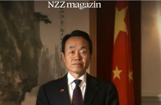 Die «NZZ am Sonntag» interviewt den chinesischen Botschafter Wang Shihtin in Bern und gibt dessen Warnungen und Drohgebärden viel Plattform…    (Bildschirmfoto des NZZmagazin online vom 6.11.2022)