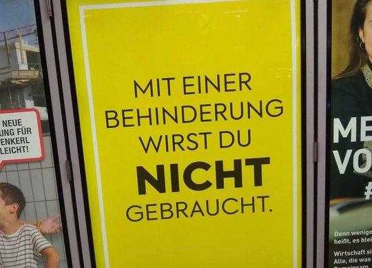 Für die Werbeflächen sei einzig die Firma Gewista zuständig, reden sich die Verkehrsbetriebe der Stadt Wien heraus: Teaser soll am 21. Oktober aufgelöst werden...    (Bild: BIZEPS)