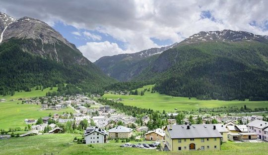 Quicklebendige Vereinsmeierei: In dem 679-Seelen-Dorf La Punt Chamues-ch gibt es einen Curling-Club, einen Alfa-Romeo-Club und einen Club der Zigarren- und Whiskyfreunde. (Bild zVg)