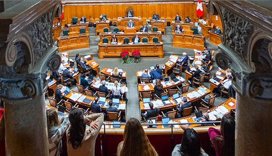 Den National- und Ständerat treibt die Sorge um, dass die Medien in der Schweiz durch die internationalen KI-Dienste verdrängt werden könnten... (Bild: parlament.ch)