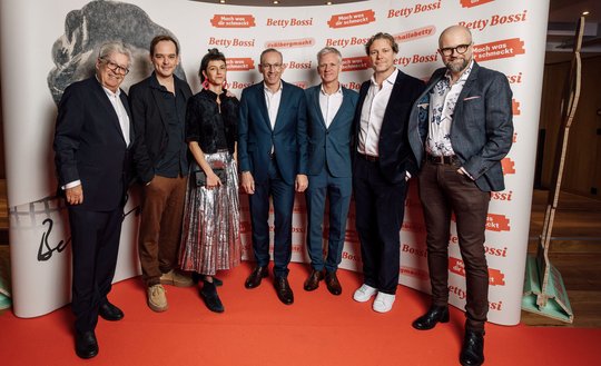 1 Frau & 6 Männer: C-Films-Produzent Peter Reichenbach, Schauspieler Martin Vischer, «Betty Bossi»-Darstellerin Sarah Spale, Coop-CEO Philipp Wyss, Lars Feldmann (Betty Bossi), Regisseur Pierre Monnard und Drehbuchautor André Küttel (v.l, Bild: zVg/B.B.)