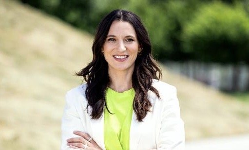 Oceana Galmarini geht bei ihrer ersten Ausgabe gemeinsam mit Tobias Blatter von «Einstein» ein Jahr nach dem Bergsturz nach Blatten zurück...    (Bild: SRF/Gian Vaitl)